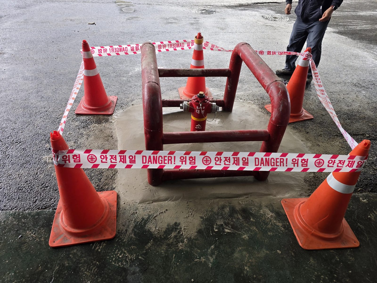 시장 옥외소화전 교체를 위해 안전 표시를 한 굴착 현장